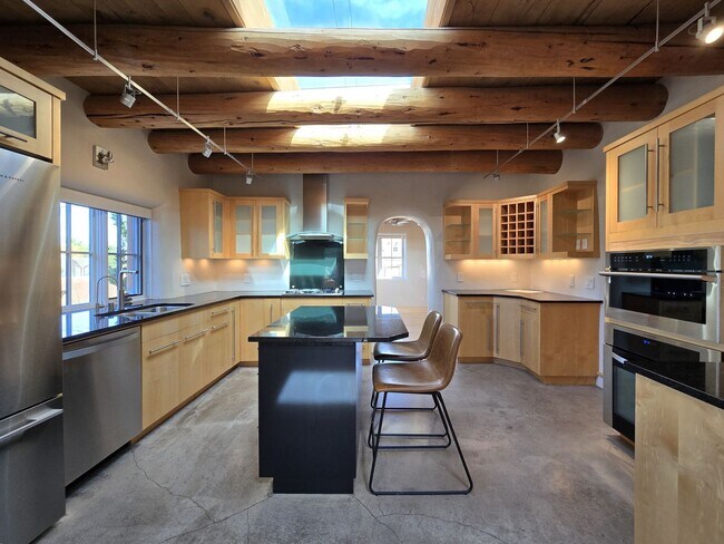 Building Photo - 624 Alto St