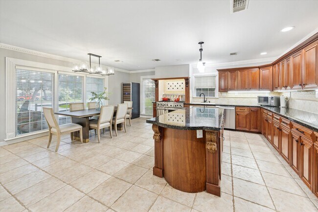Building Photo - 718 Garden Oaks Blvd