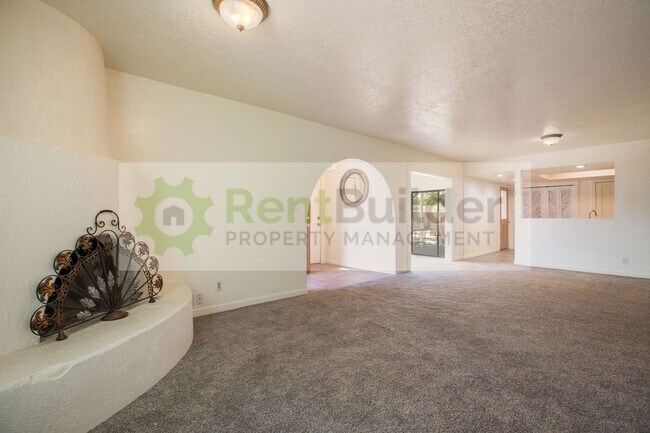 Building Photo - 10101 La Paz Dr