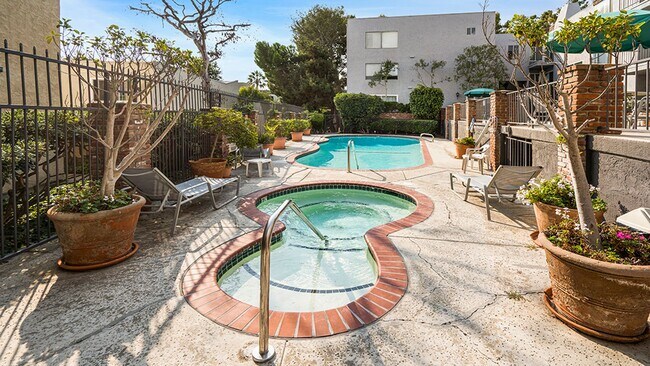 Building Photo - Luxury Penthouse Newly Renovated 1 Bed + D...