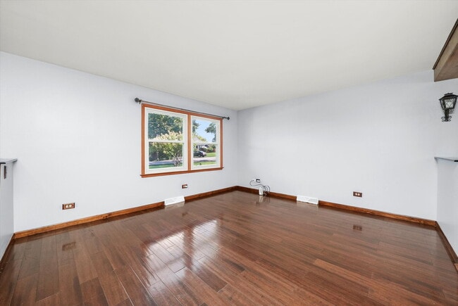 Building Photo - Updated Grayslake Home with Sunroom and Fl...