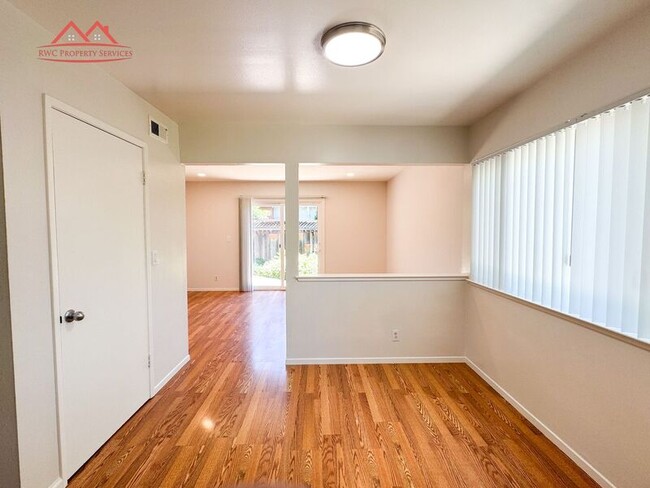 Building Photo - 1535 Albatross Dr