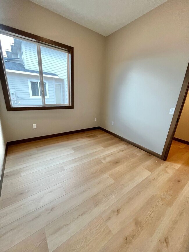 Building Photo - 5 Bed/2.5 Bath Twinhome For Rent!!