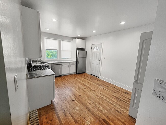 Building Photo - Spacious Renovated Top Floor 2bed/1bath In West Rogers Park