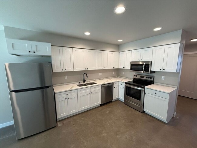Building Photo - 2901 Waverly Dr SE