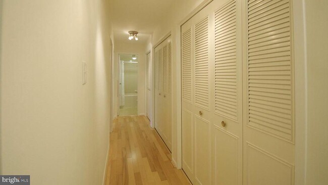 Building Photo - 10201 Grosvenor Pl
