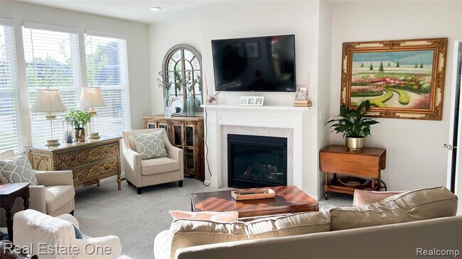 Building Photo - 4932 Glenora Dr