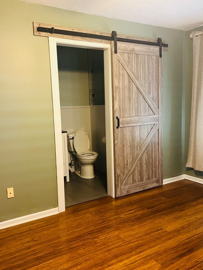 Building Photo - 208 Elmhurst Rd