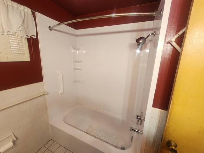 Building Photo - Charming 2-Bedroom Property in Prime Location