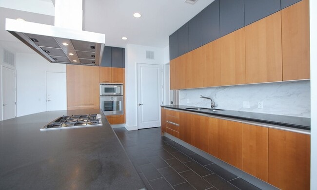 Building Photo - Exquisite Luxury high-rise 2 bedroom, 2bat...