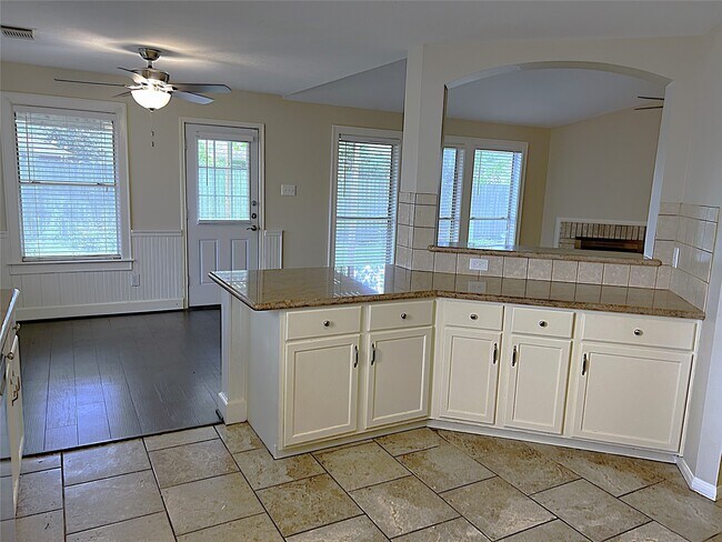 Building Photo - 4910 Linden Pl