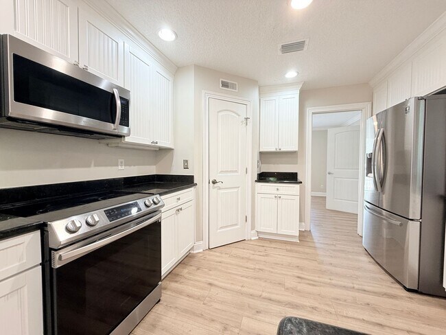 Building Photo - 5511 La Moya Ave