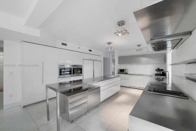 Building Photo - 5801 Collins Ave
