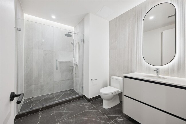 Building Photo - 610 Davis St