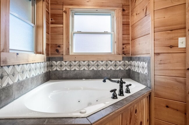 Building Photo - Sevierville 37876 - 3 bedroom, 3.5 Bath, 2486 sq. ft. Cabin and a 672 sq. ft. Studio above garage...