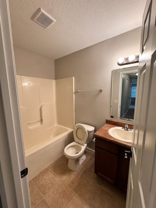Building Photo - New 3 bedroom listing in north Fort Wayne!