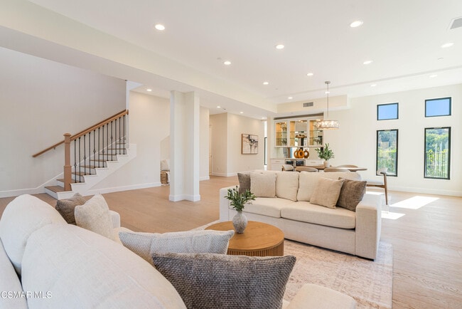 Building Photo - 252 Capri Dr