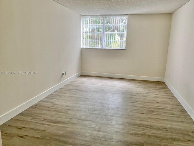 Building Photo - 8897 Fontainebleau Blvd