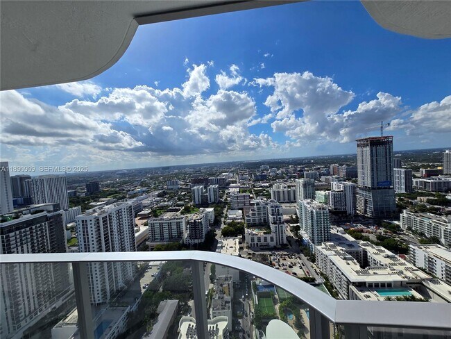 Building Photo - 700 NE 24th St