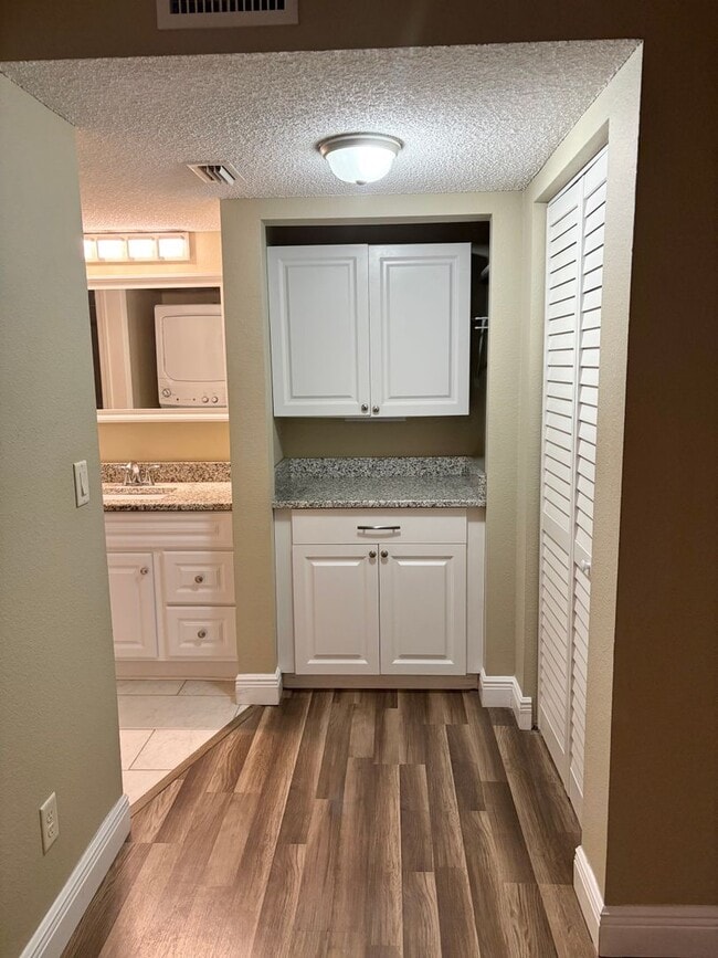 Building Photo - SPECIAL*** 1/2 OFF THE 2nd Months Rent - Q...