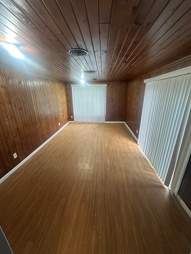 Building Photo - 3 Bed 1 bath ranch with Garage