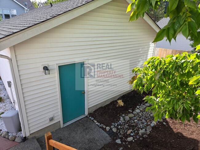 Building Photo - Check Out This Adorable 2.0 bedroom, 2.5 b...