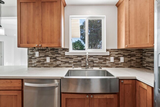 Building Photo - Move-In Ready Gem with Convenient Location