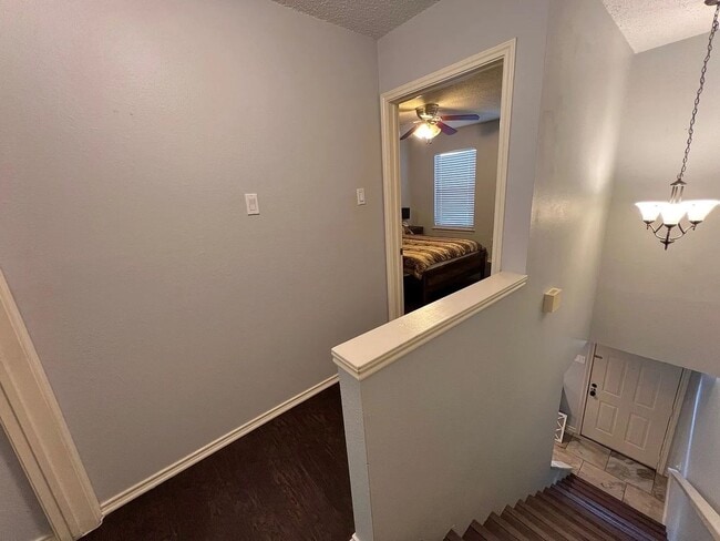 Building Photo - Updated condo at Cobblestone, closet to Campus!
