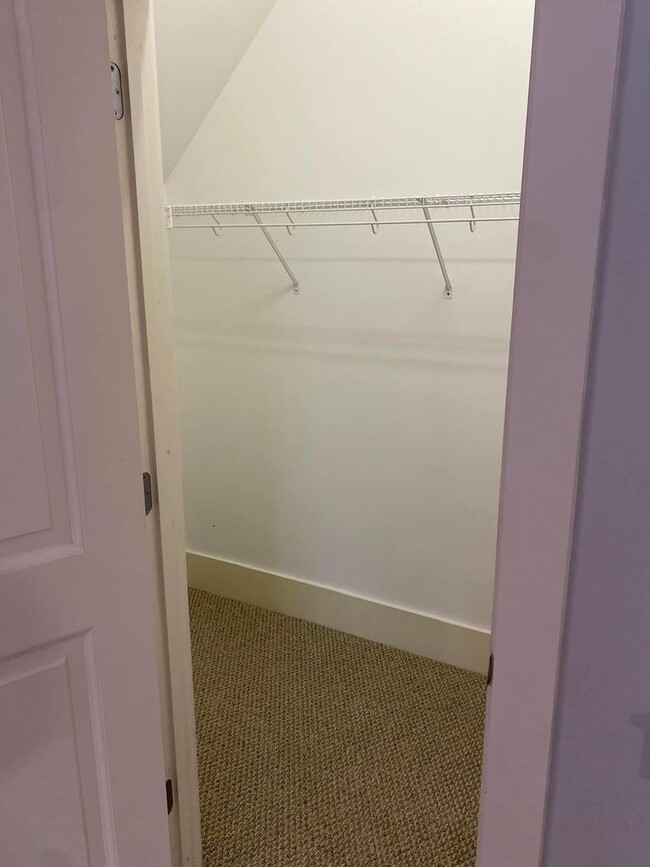 Building Photo - One Bedroom One Bath Carriage House for rent