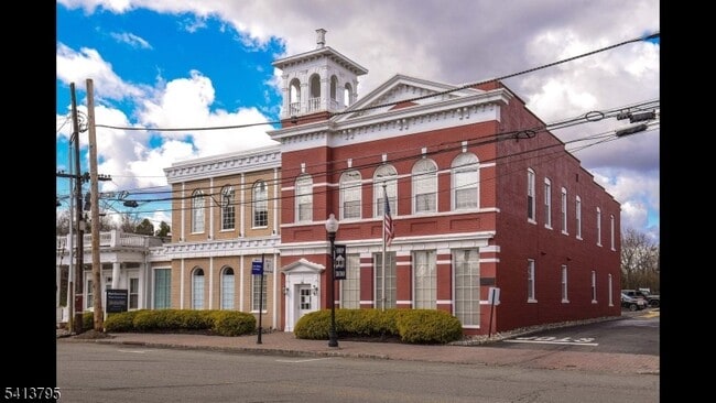 Building Photo - 500 Main St