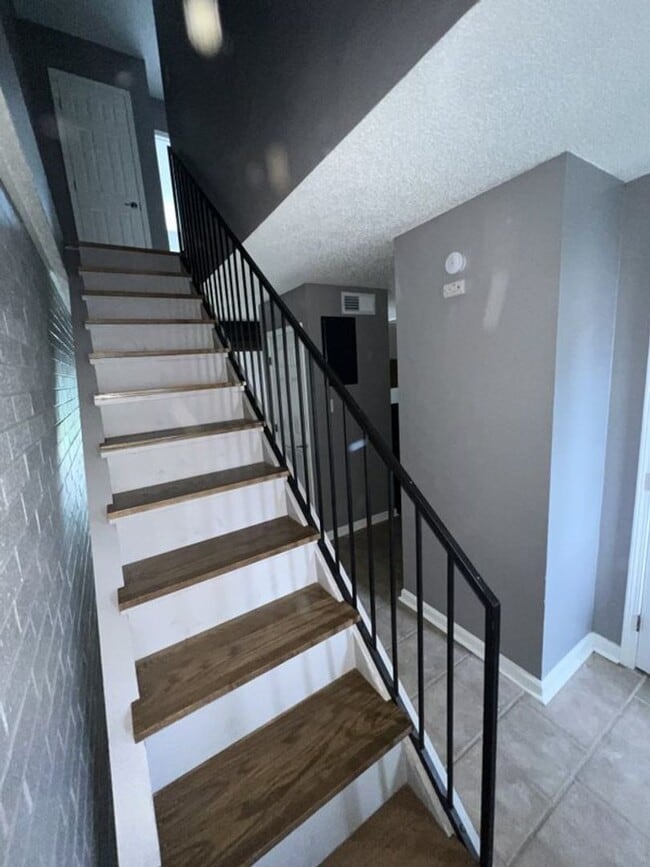 Building Photo - Newly renovated! 2 bedroom 1 bath townhous...