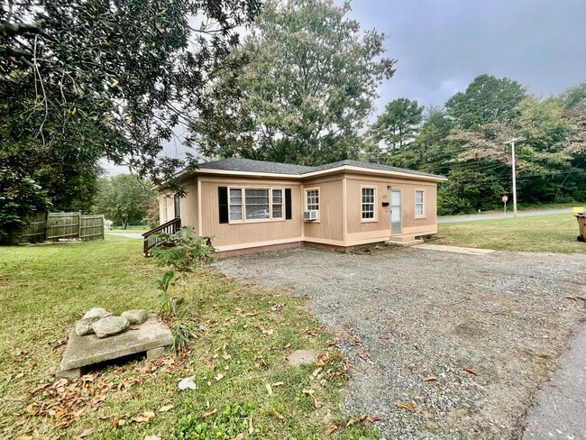 Building Photo - Don't miss out on this  2 bedroom 1 bath home . Located in Lincolnton .