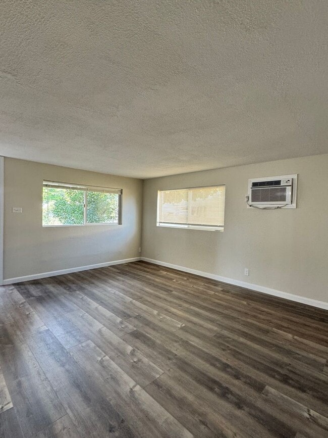 Building Photo - Selah remodeled 1 br, 1 ba home with washer/dryer hookup!