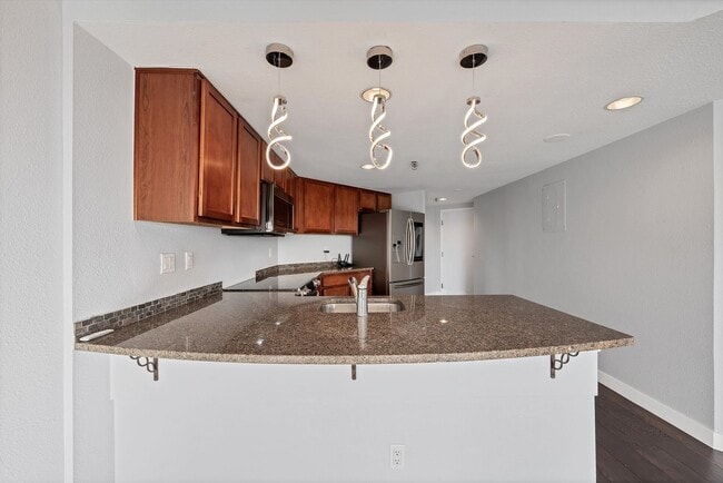 Building Photo - 100 Park Ave W