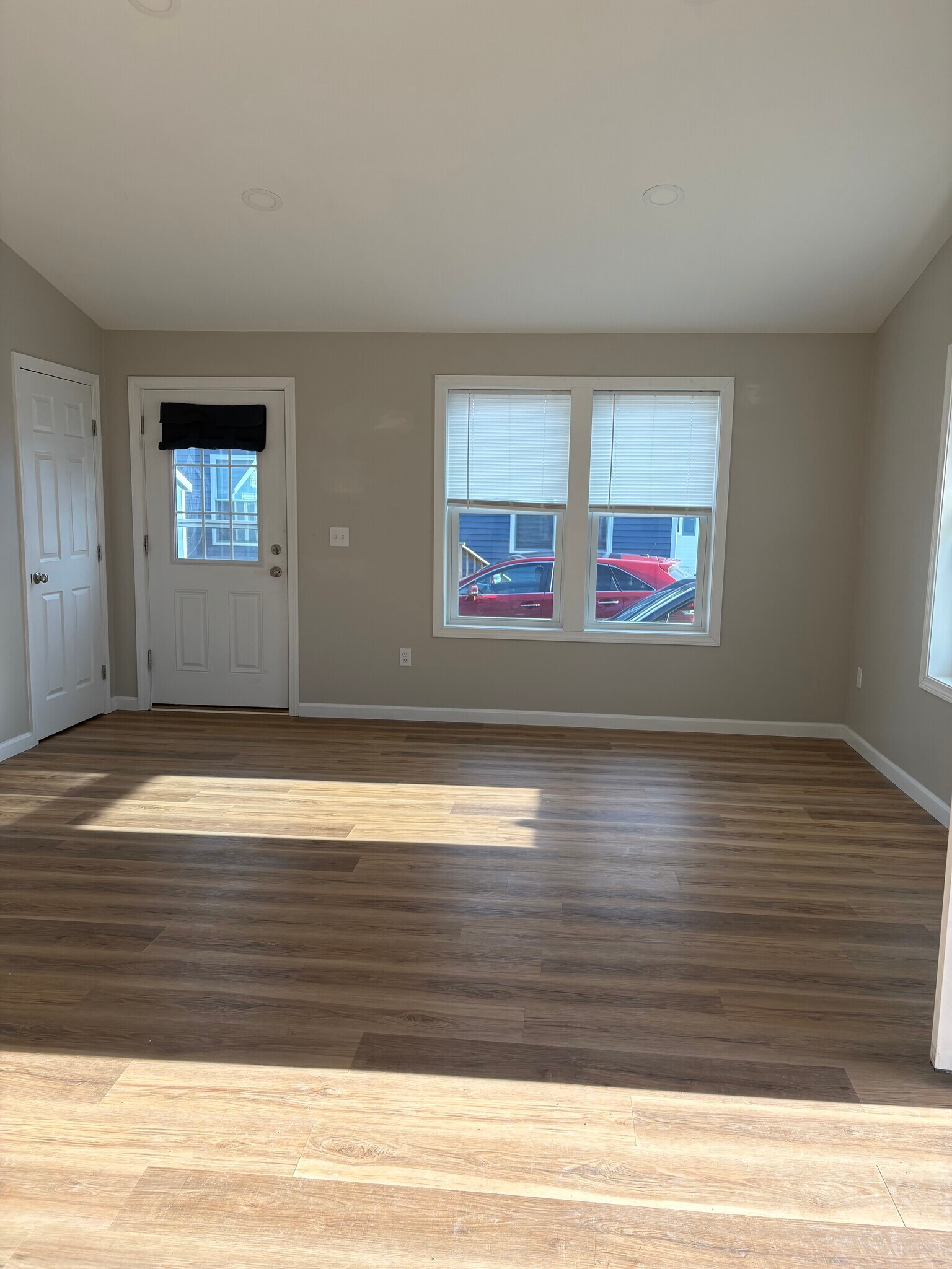 Building Photo - 598 Main St