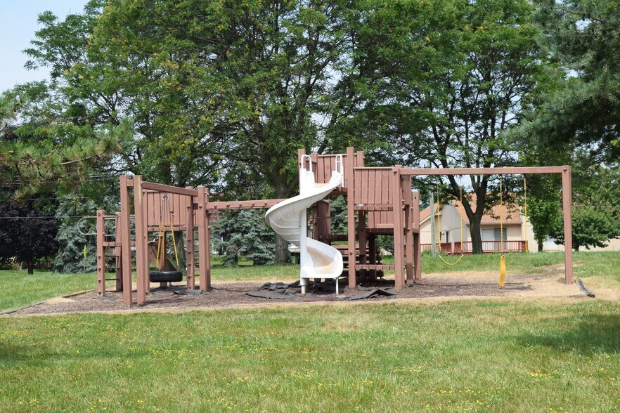 Building Photo - 1594 Brentwood Dr