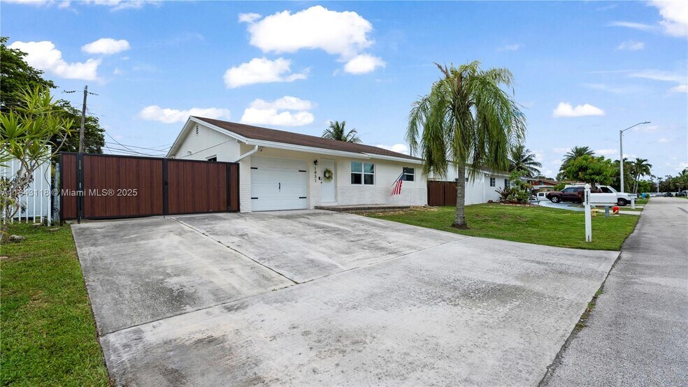 Building Photo - 1831 SW 98th Ter