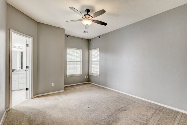 Building Photo - 1605 Silver Oak Dr