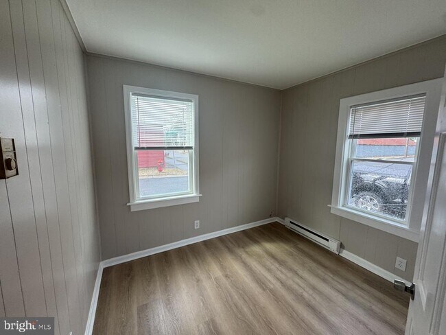 Building Photo - 112 Academy Ave