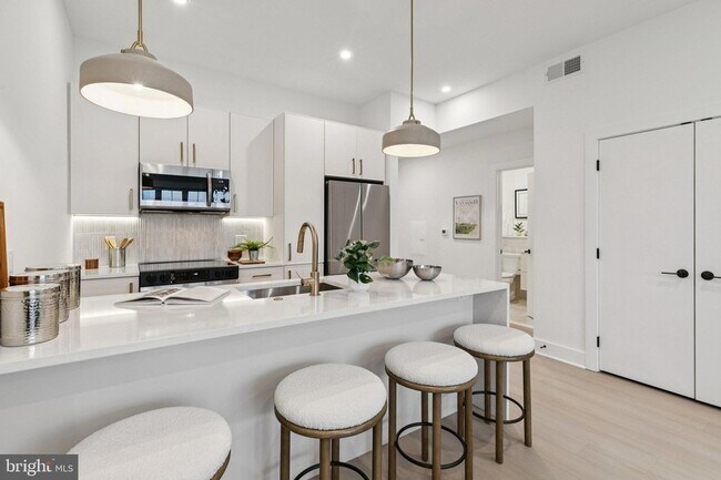 Building Photo - 30 W Allens Ln