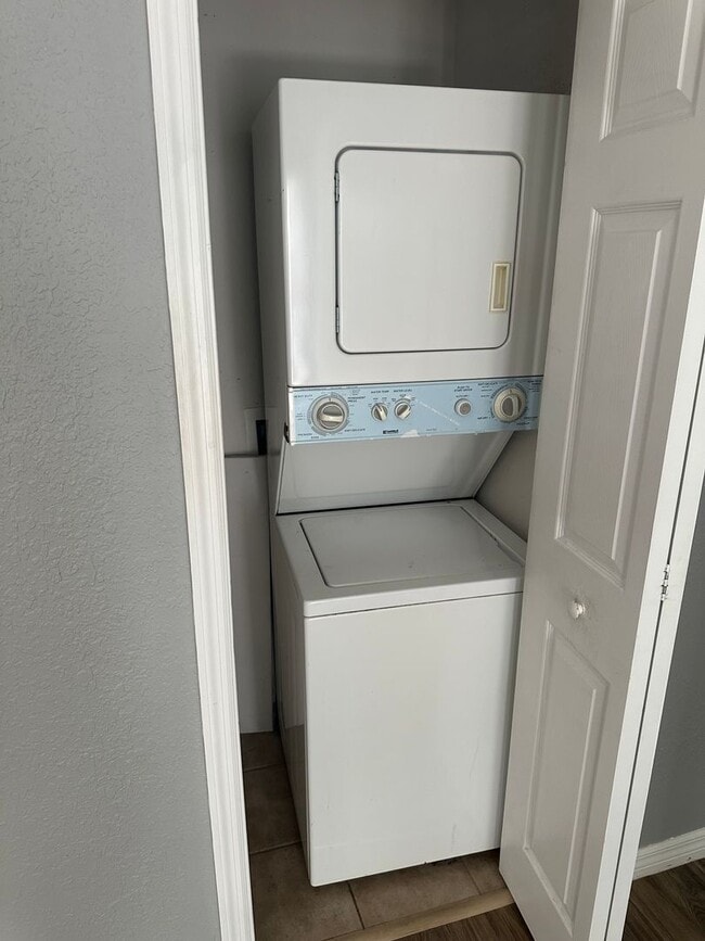 Building Photo - 2 Bedroom 2 Full Bath Townhome in LAKE MAR...