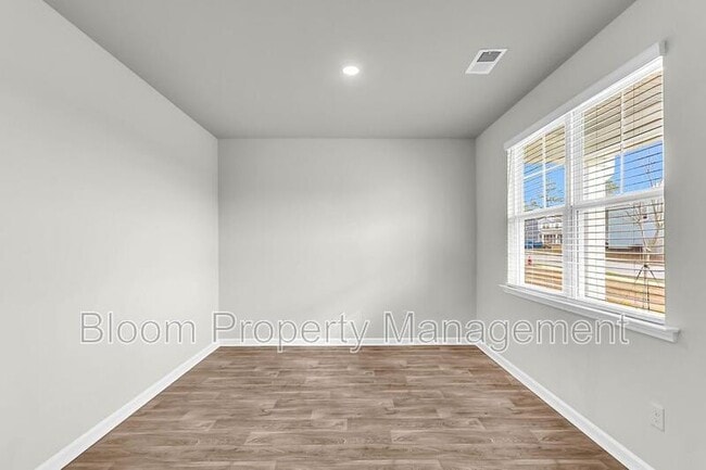 Building Photo - 205 Maple Hl Dr