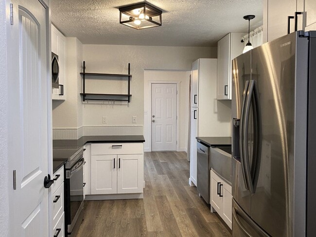 Building Photo - Remodeled Cottage