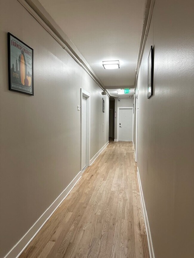 Building Photo - Bright & Spacious Logan Square Studio