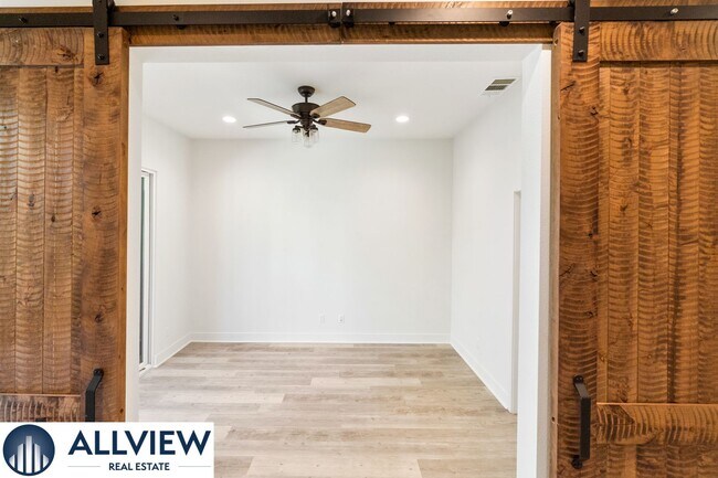 Building Photo - Gorgeous 4 Story Townhome Available in the Highly Desired 17 West Community!