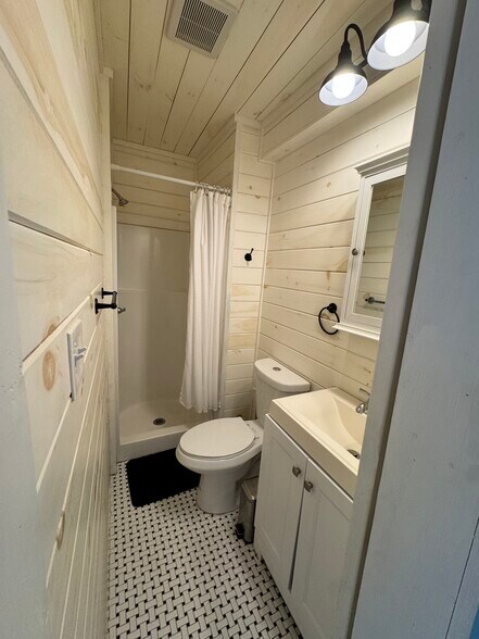 Building Photo - 301 W 32nd St