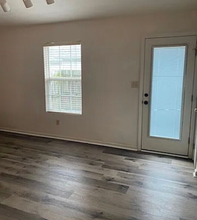 Building Photo - COMING SOON! 3 Bed 2 Bath Single Family Home w/ Garage!
