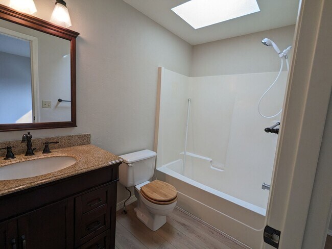 Building Photo - Charming 3x2 on Cul-de-sac with a double-car garage and fenced backyard near Hollinshead Park in ...