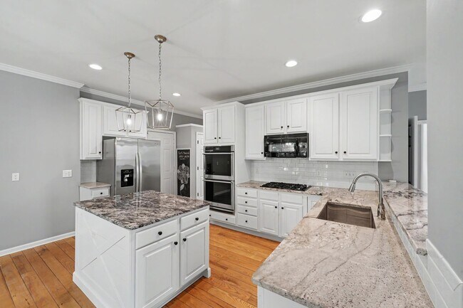 Building Photo - Exceptional 5-Bedroom Home with Finished Basement in Prime Location!