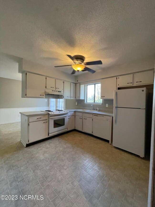 Building Photo - 1002 Stillwood Cir